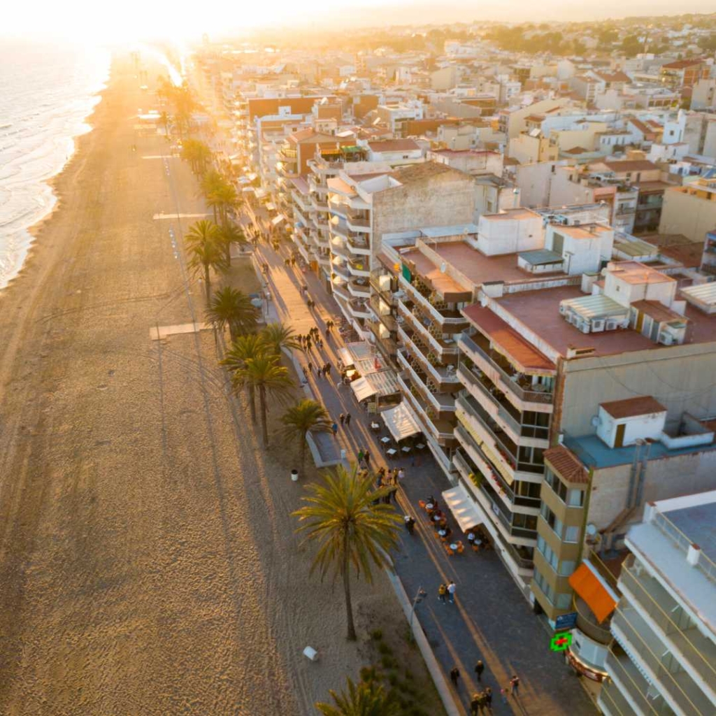 Vista panorámica de Calafell, mostrando sus pintorescas playas y la vibrante arquitectura costera, reflejando el encanto y la serenidad de este destino en la Costa Dorada