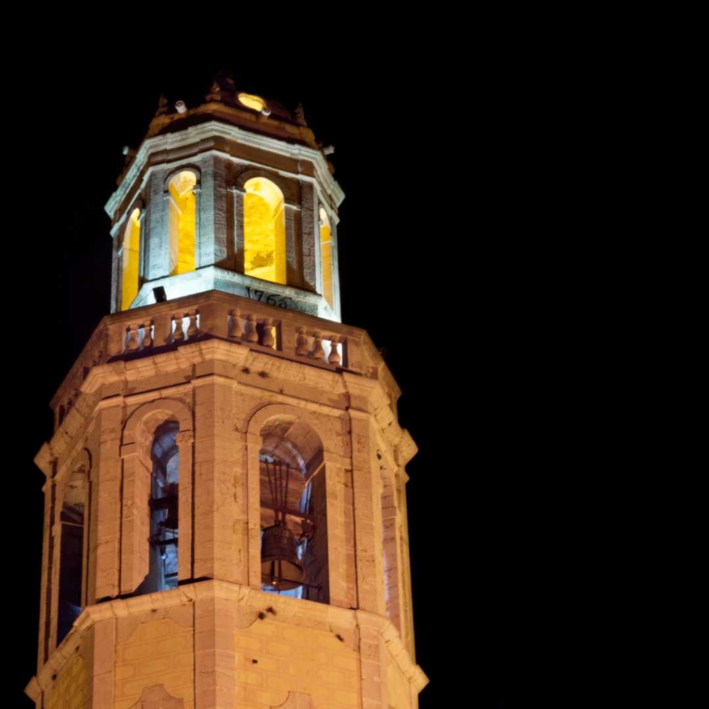 "Imagen de la histórica Iglesia de Cubelles, mostrando su impresionante arquitectura con detalles intrincados y una fachada elegante, que se erige como un símbolo cultural y arquitectónico en el corazón del pueblo."